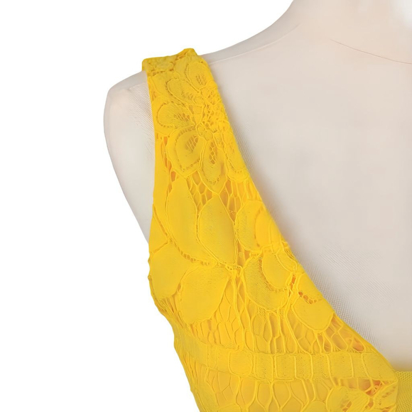 GB Yellow Lace Fit And Flare Mini Dress Size S Deep V Sleeveless Scalloped Hem - Picture 4 of 7